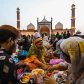 Intialaisia ruokailemassa.