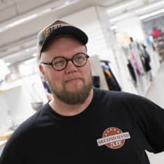 Jani Sinervista seisoo kirpparin käytällä.