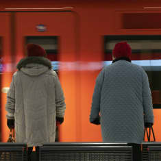 Matkustajia nousemassa metron kyytiin