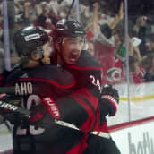 Sebastian Aho syötti ja teki maalin NY Rangersia vastaan