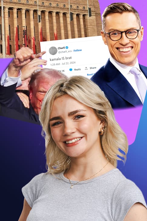 En kvinna med blont hår och ljusgrå t-skjorta ler mot kameran. I bakgrunden syns ett collage med riksdagshuset, Alexander Stubb, Donald Trump och ett X-inlägg av Charli XCX.