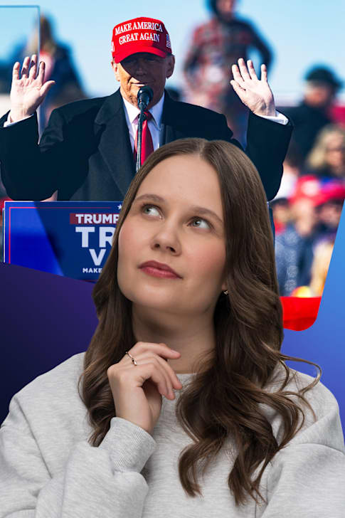 Laura Törnroos står framför en bild på Donald Trump som håller sina händer högt uppe på talarstolen med en röd Make America Great Again-keps på huvudet.