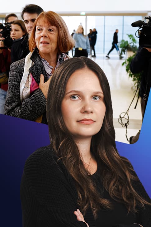 Laura Törnroos står framför en bild på Giséle Pelicot.