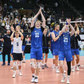 Suomen miesten lentopallomaajoukkue kiittää tamperelaista yleisöä Itävalta-ottelun jälkeen.