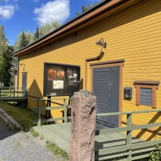 Kuvassa on puurakenteisen elokuvateatterin ovi.