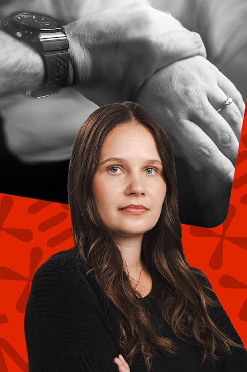 Laura Törnroos står framför en bild på en hand som fattat ett hårt grepp om en handled.
