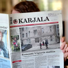 Karjala sanomalehteä luetaan.