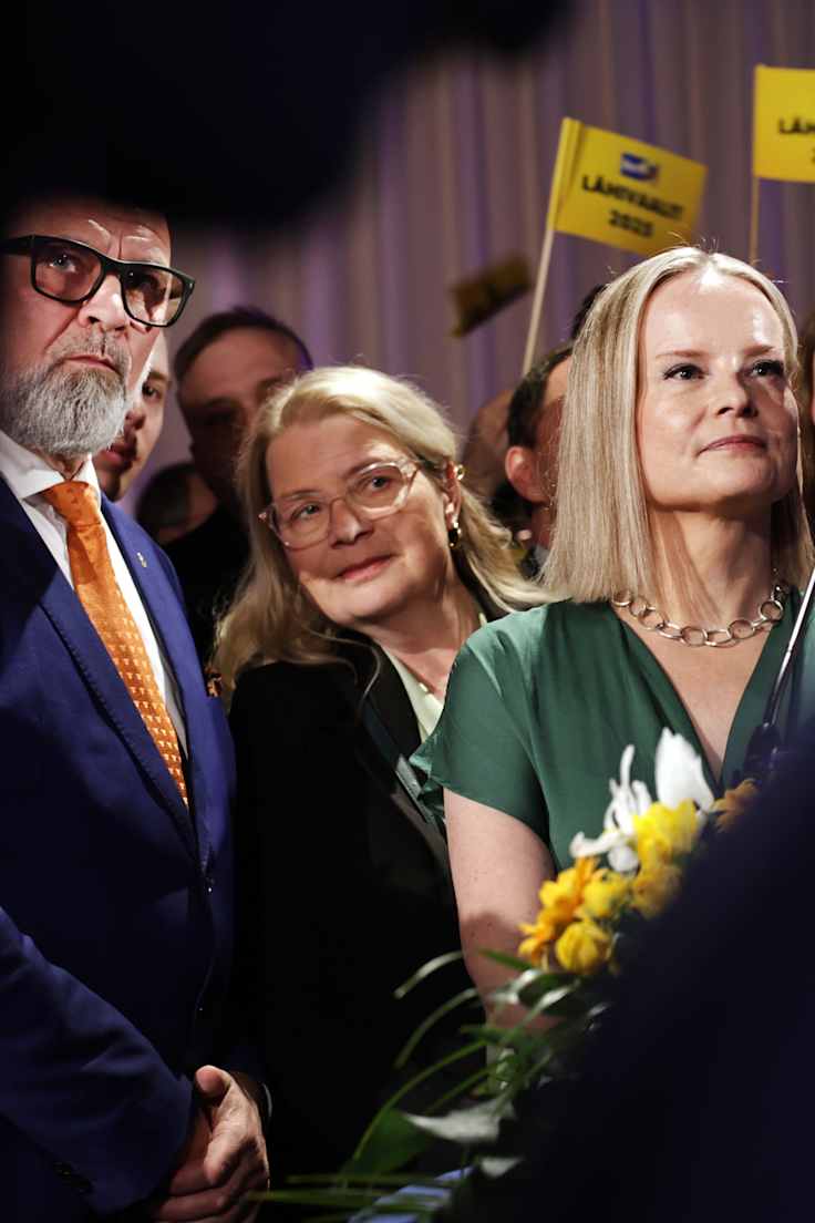 Ihmiset seisovat vaalivalvojaisissa.