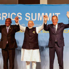 Kuvassa Brasilian, Kiinan, Etelä-Afrikan ja Intian johtajat, sekä Venäjän ulkoministeri nostavat käsiään, pitävät toisiaa käsistään, iloinen tunnelma. 
