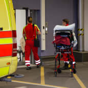 Kaksi ensihoitajaa kuljettaa asiakasta paareilla Etelä-Karjalan keskussairaalaan.