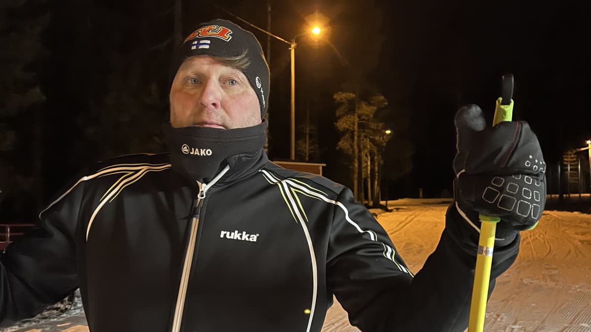 Lempäälän Hakkarin ensilumille hiihtämään tullut Anssi Lammensalo.