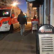 Ambulanssi ravintolan edessä