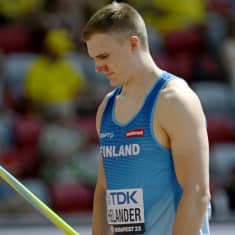 Oliver Helander keihäs kädessä.