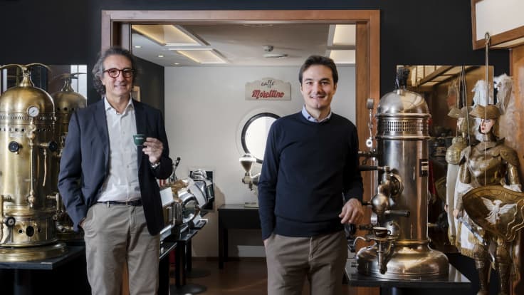 Morettinon kahvisuvun edustajat Arturo ja Andrea Morettino kahvinvalmistuskoneiden äärellä Palermossa.