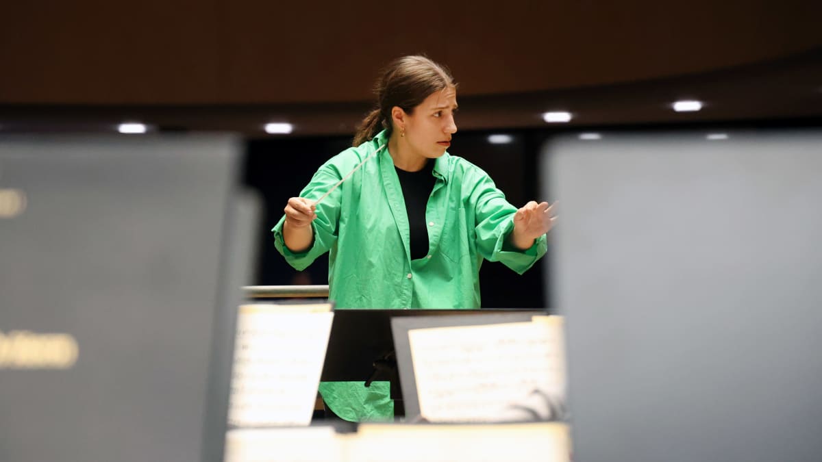 Sinfonia Lahden kapellimestari Dalia Stasevska johtaa orkesteria Lahden Sibeliustalossa.