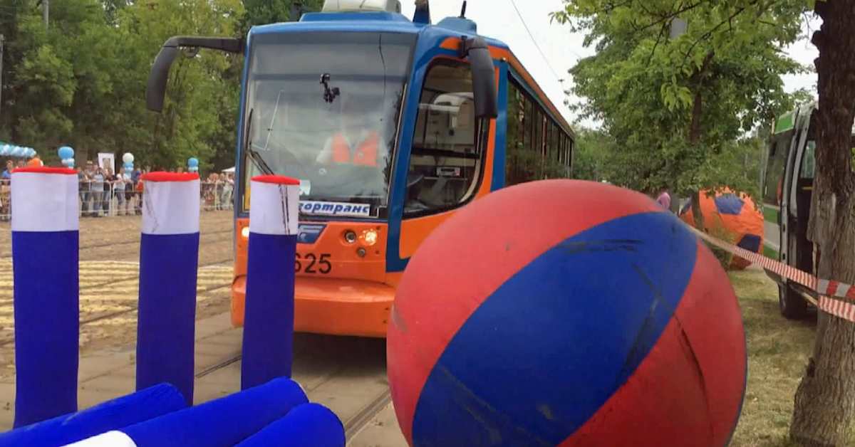 Så här spelar man bowling med spårvagn - se video | Utrikes | Svenska Yle