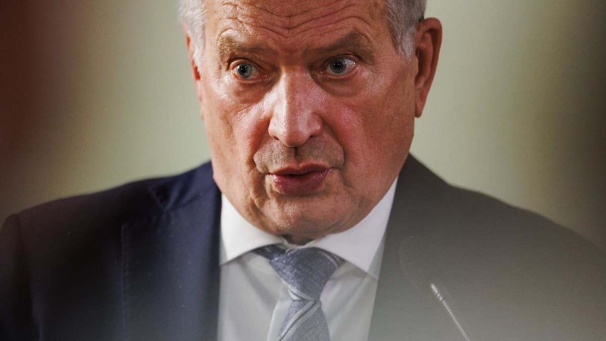 Sauli Niinistö puhui medialle eduskunnan kahvilassa.