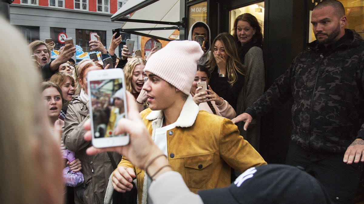 Justin Bieber myssyssään ihmisjoukon keskellä.