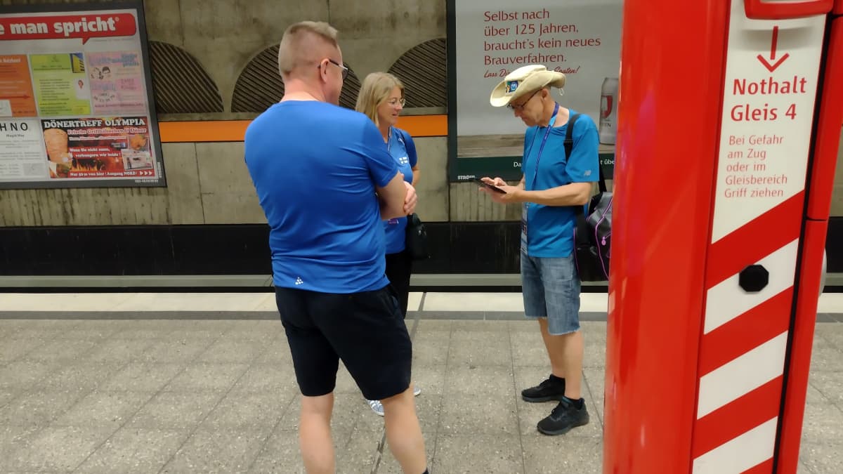 Tero Heiska (oik.) sekä Matti (etualalla) ja Sari (taka-alalla) Murto müncheniläisellä metroasemalla.
