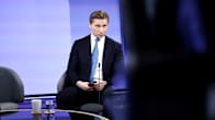 Antti Häkkänen istuu tv-studiossa.