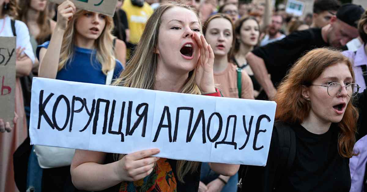 Ukrainassa lahjonta ulottuu jo lähelle Zelenskyä – katso, mitä grafiikat kertovat maan korruptiosta