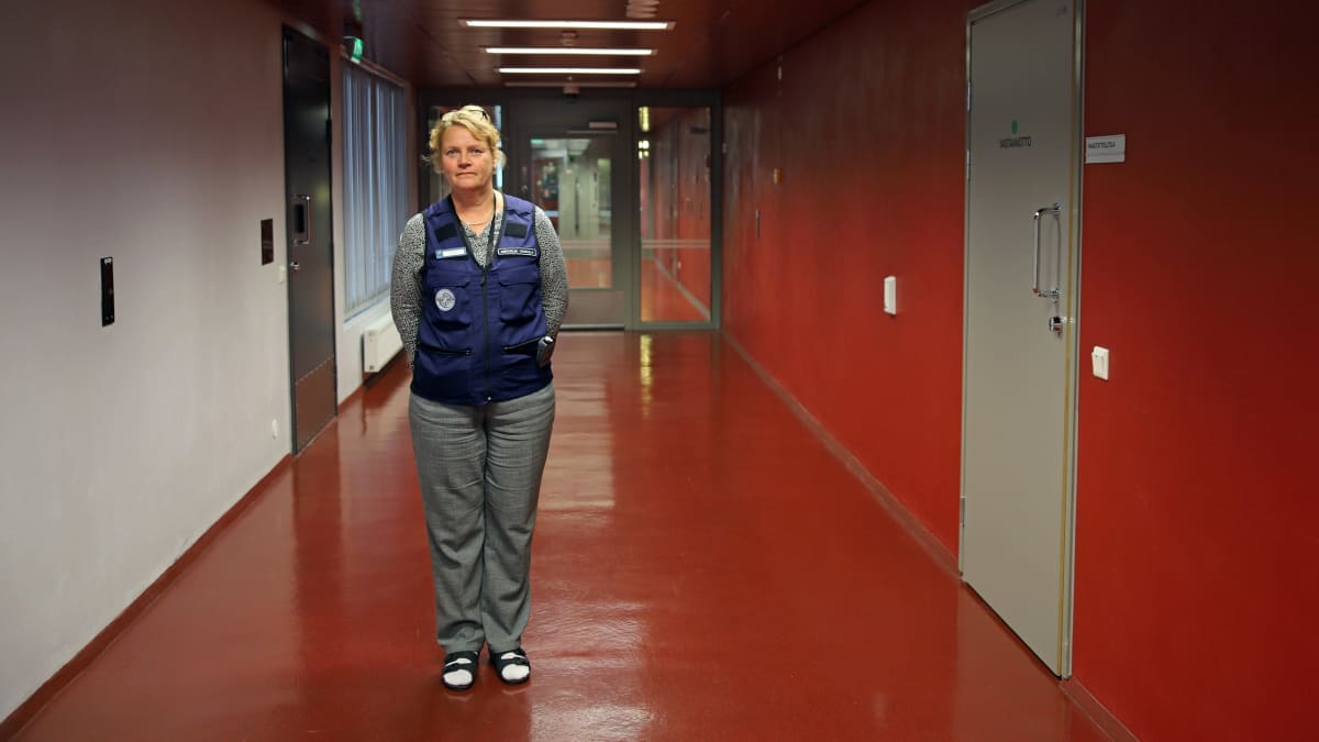 Mikkelin vankilan yksikönpäällikkö Tarja Väisänen vankilan käytävällä.