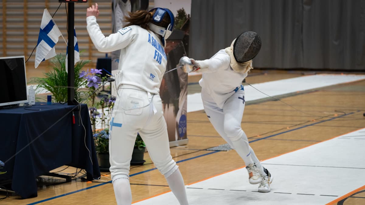 Salminen Anna vas. Vuorinen Anna oik. Anna Vuorinen voittaa kalmamiekkailun Suomen mestaruuden 2022.