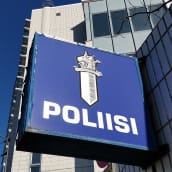 Poliisi-kyltti Tampereella Sisä-Suomen poliisilaitoksen pääpoliisiaseman seinässä. 