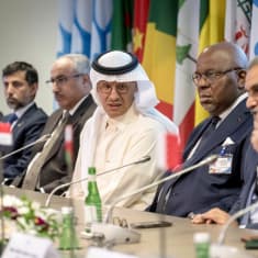 Abdulaziz bin Salman Al Saud tiedotustilaisuudessa.