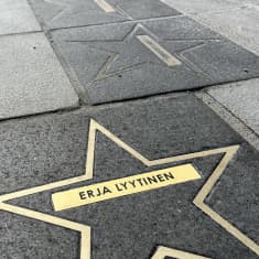 Katu, johon on upotettu tähti. Tähden keskellä lukee Erja Lyytinen. 
