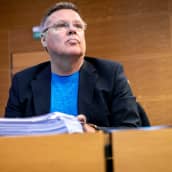 Entinen huumepoliisin päällikkö  Jari Aarnio Helsingin käräjäoikeudessa.