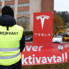 IF Metallin lakkovahti Tukholman kupeessa sijaitsevan Teslan Ruotsin-pääkonttorin edustalla 10. marraskuuta.