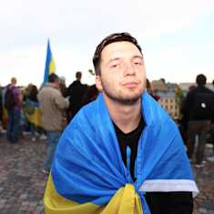 Henkilö on verhoutunut Ukrainan lippuun.