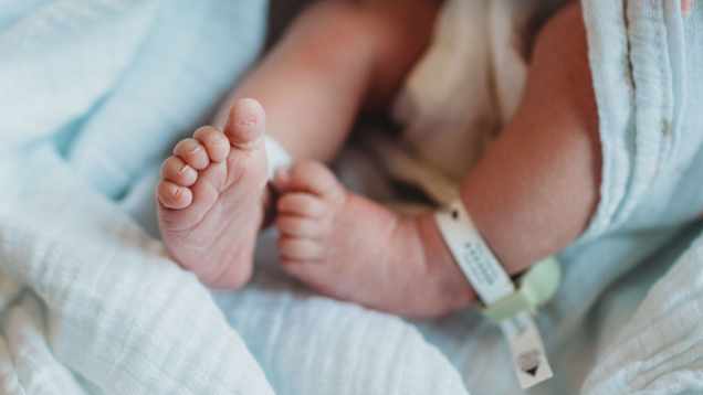 Närbild av en nyfödd bebis fötter.