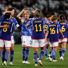 Japanin jalkapallon naisten maajoukkue juhlii maalia.
