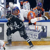 Waltteri Merelä lentää vaihtoaitioon.