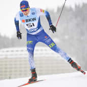 Juuso Haarala vauhdissa vapaan hiihtotavan sprintissä Davosissa 11.12.2021.