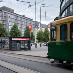 Raitiovaunu ja Hakaniemen metroasema.