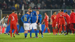Pohjois-Makedonia juhlii voittoa Italiasta MM-karsinnassa 24.3.2022. Giorgio Chiellini lohduttaa Alessandro Florenzia.