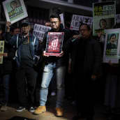 Wang Quanzhangin tukijat mielenosoituksessa. Keskellä mies pitää plakaattia missä Wangin kuva.