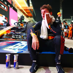 Max Verstappen voipuneena Qatarin F1-kilpailun jälkeen.