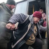 Mariupolista pakenevia ihmisiä saapui Beziminnen kylään.