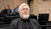 Eläköitynyt arkkipiispa Leo istuu pöydän takana Pohjois-Karjalan käräjäoikeuden istuntosalissa.