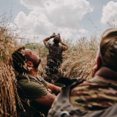 Ukrainalaiset sotilaat tarkkailevat taivaalle asemistaan.
