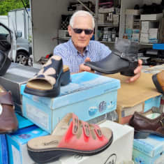 David Isaksson esittelee myynnissä olevia kenkiä Vaasan torilla.