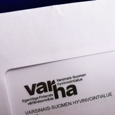 Kirjekuoren osoiteikkuna, teksti Varha - Varsinais-Suomen hyvinvointialue