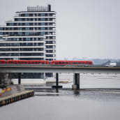 Metro kulkee Kulosaaren sillalla marraskuun puolivälissä 2020.