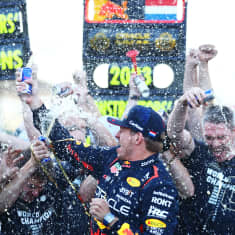 Red Bull juhli valmistajien mestaruutta Japanin GP:n jälkeen.