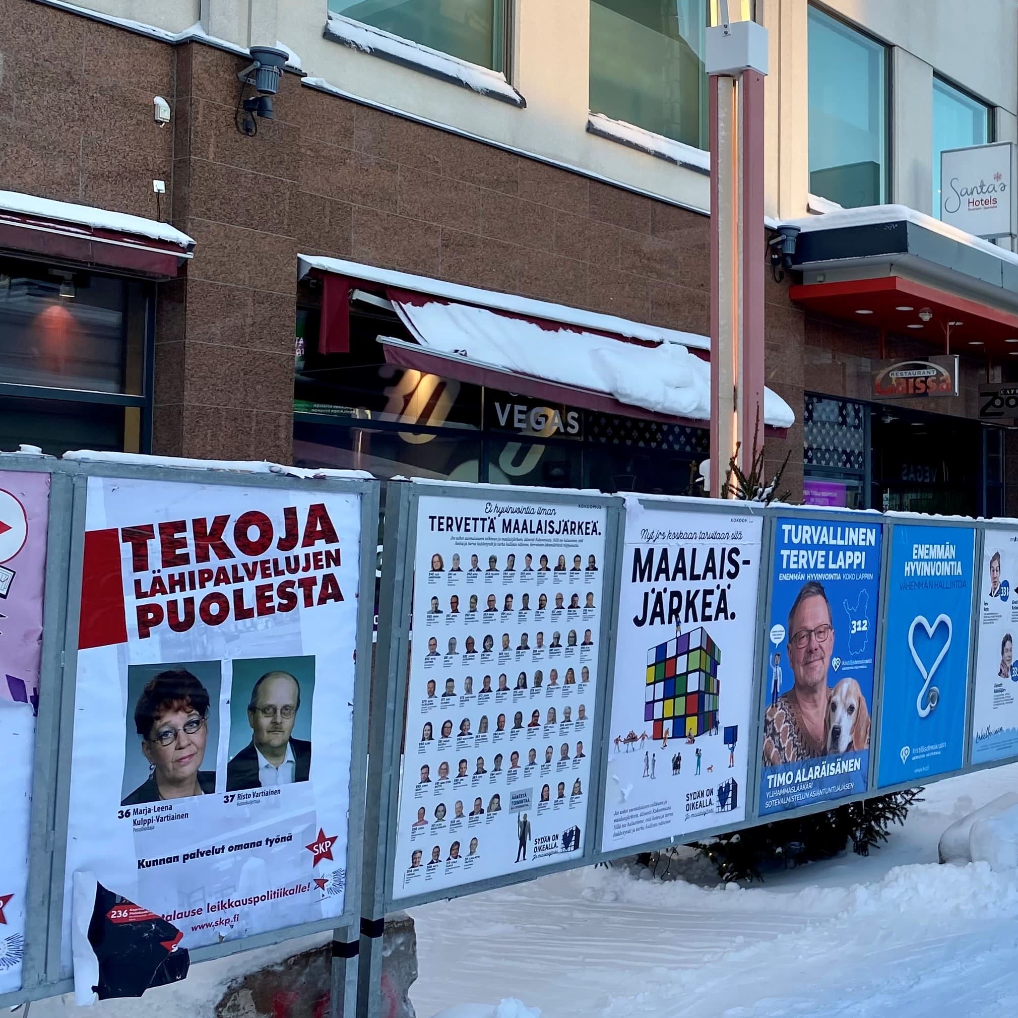 puolueiden vaalimainoksia Rovaniemen keskustassa tammikuussa 2022
