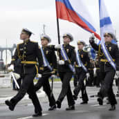 Ryska flottister paraderar i Severomorsk.